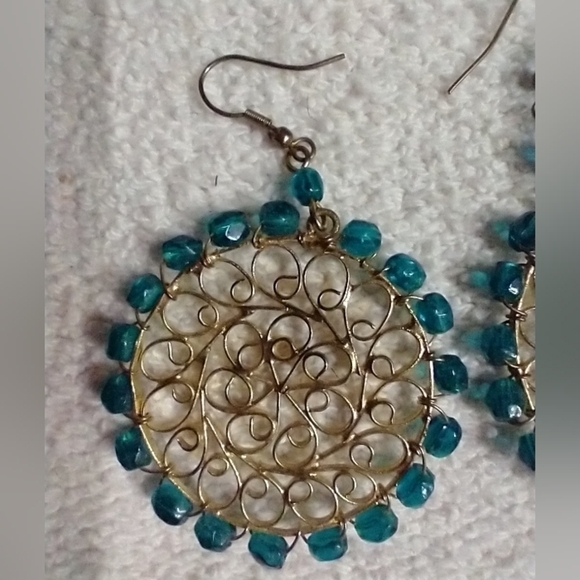 Goldtone blue wire filigree beaded earrings - Picture 2 of 3